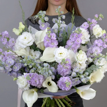 Букет из калл и дельфиниума