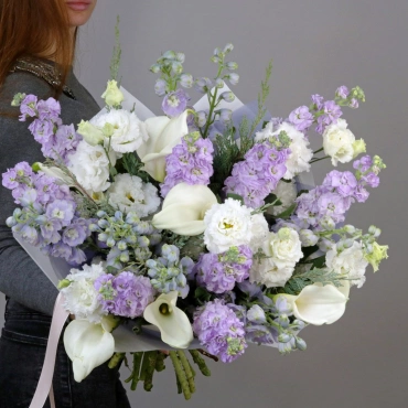 Букет из калл и дельфиниума