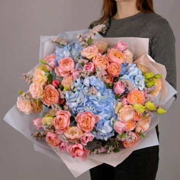 Букет с гортензией, розой Джульетта и эустомой