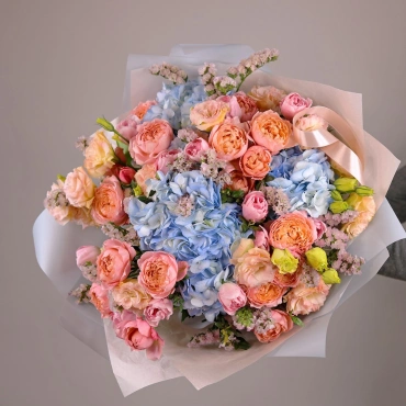 Букет с гортензией, розой Джульетта и эустомой