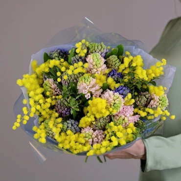 Букет с мимозой и гиацинтами