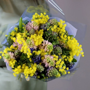 Букет с мимозой и гиацинтами