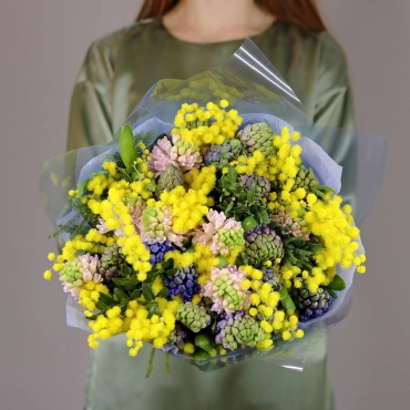 Букет с мимозой и гиацинтами