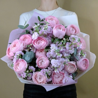 Букет из ранункулюсов и маттиолы