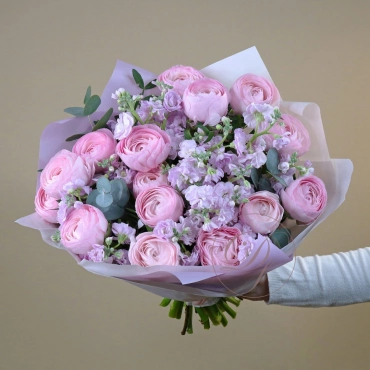 Букет из ранункулюсов и маттиолы