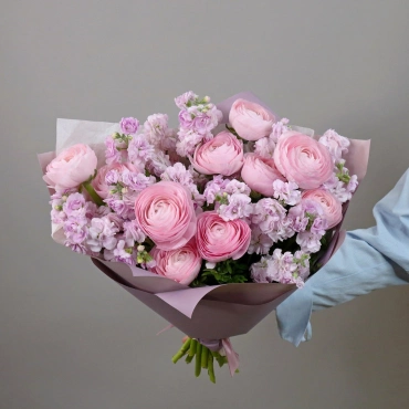 Букет из ранункулюсов и маттиолы