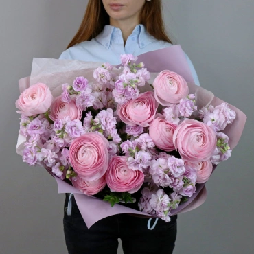 Букет из ранункулюсов и маттиолы