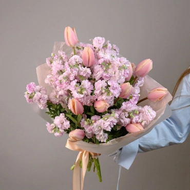 Букет с тюльпанами и маттиолой