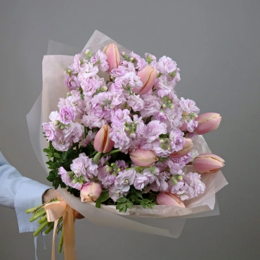 Букет с тюльпанами и маттиолой