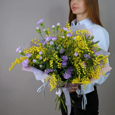 Мимоза с кустовыми гвоздиками