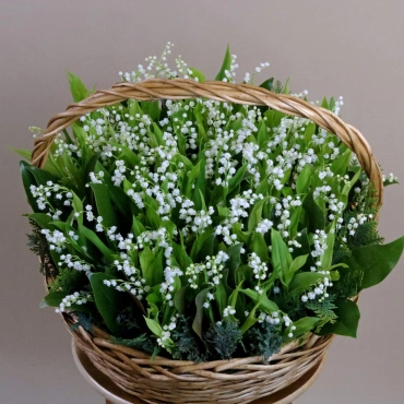 Весенняя корзина с ландышами