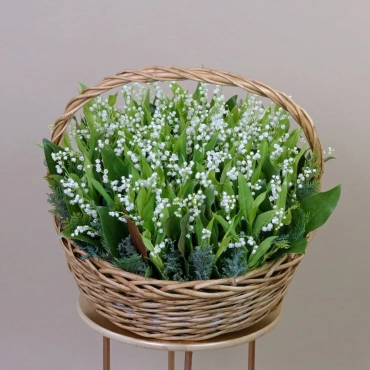 Весенняя корзина с ландышами