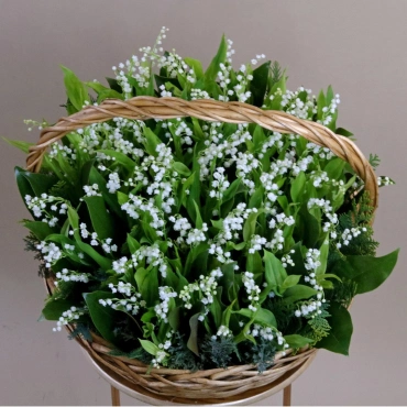 Весенняя корзина с ландышами