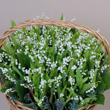 Весенняя корзина с ландышами