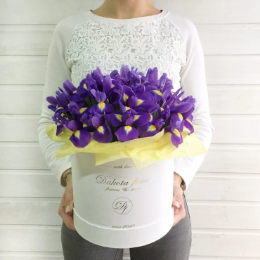 Ирисы в белой коробочке