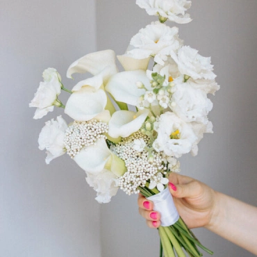 Букет невесты из каллы и эустомы