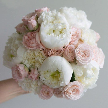 Свадебный букет из пионов, роз и гвоздик