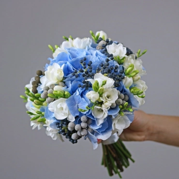 Букет невесты из голубой гортензии и фрезии