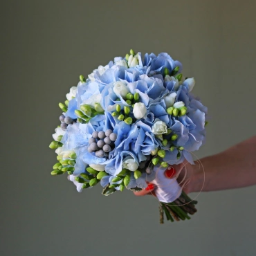 Букет невесты из голубой гортензии и фрезии