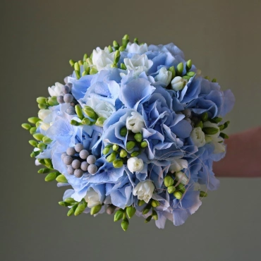 Букет невесты из голубой гортензии и фрезии