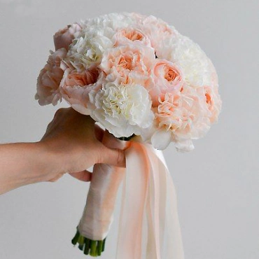 Букет невесты из розы Джульетта и гвоздики