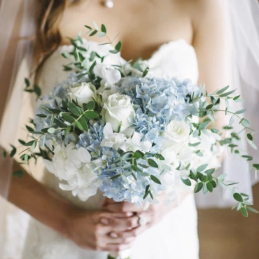 Свадебный букет из гортензий с орхидеями и розами