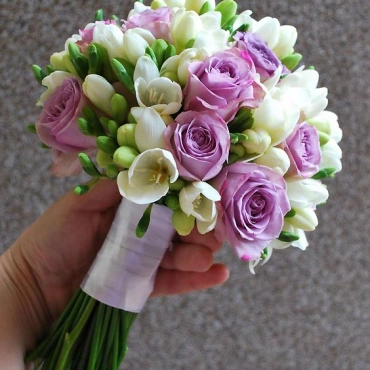 Букет невесты из фрезий и роз