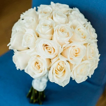 Свадебный букет из белых роз