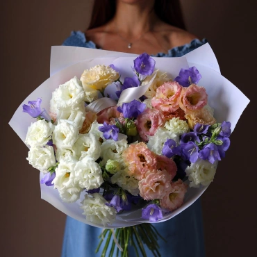 Букет из эустомы и колокольчиков