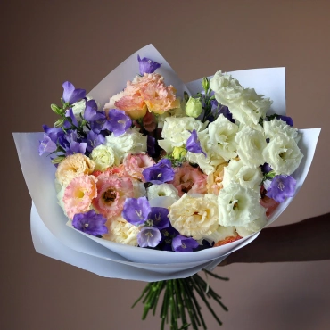 Букет из эустомы и колокольчиков