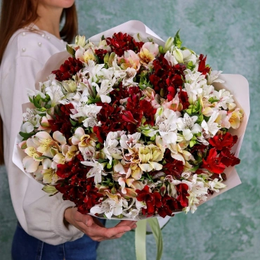 Классический букет из альстромерии