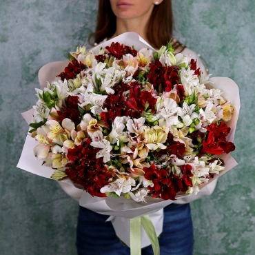 Классический букет из альстромерии