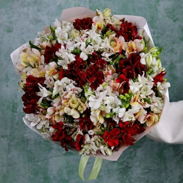 Классический букет из альстромерии