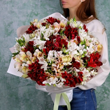 Классический букет из альстромерии