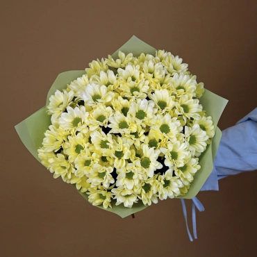 Букет из желтых кустовых хризантем