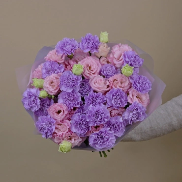 Букет из гвоздик с эустомой