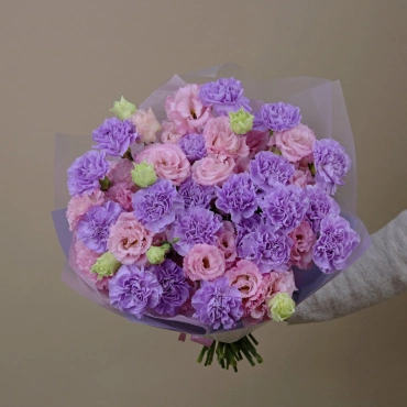 Букет из гвоздик с эустомой