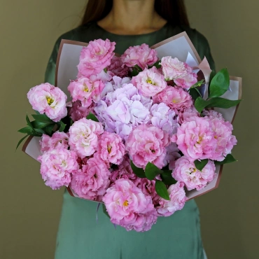 Букет из гортензии и розовой эустомы