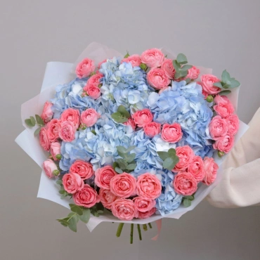 Букет из гортензии и кустовой пионовидной розы