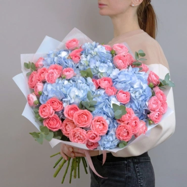 Букет из гортензии и кустовой пионовидной розы