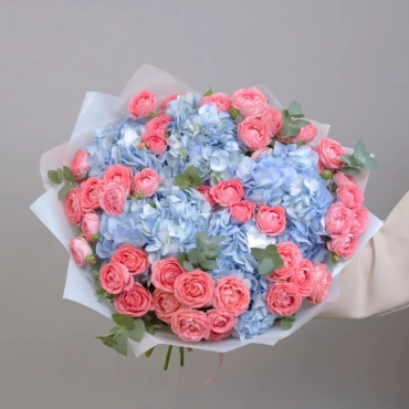 Букет из гортензии и кустовой пионовидной розы