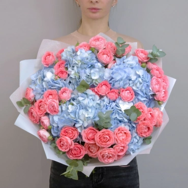 Букет из гортензии и кустовой пионовидной розы