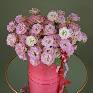 Розовая эустома в коробке