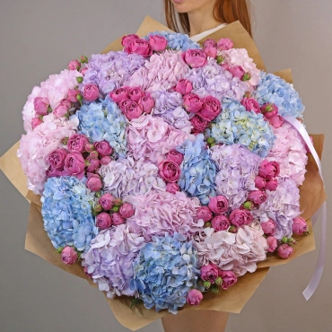 Букет из разноцветной гортензии и Мисти Баблз