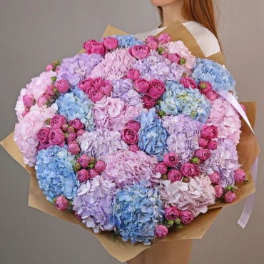 Букет из разноцветной гортензии и Мисти Баблз