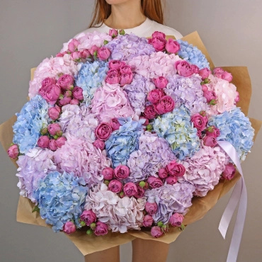 Букет из разноцветной гортензии и Мисти Баблз