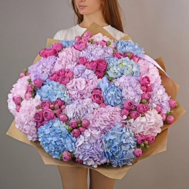 Букет из разноцветной гортензии и Мисти Баблз