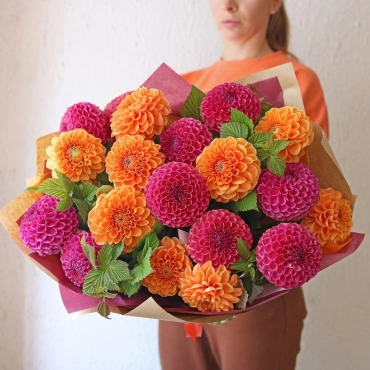 Букет цветных георгинов