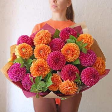 Букет цветных георгинов