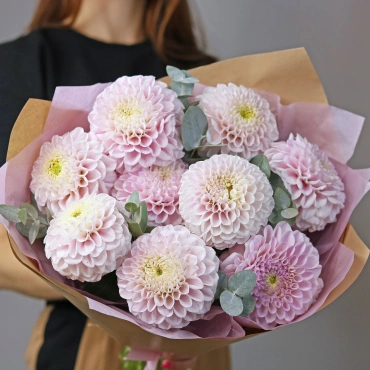 Нежные георгины с эвкалиптом